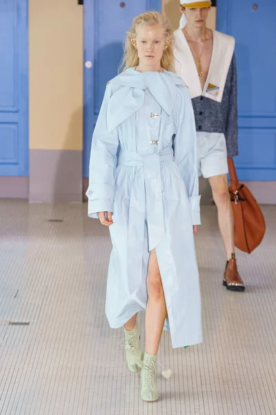 Look 16